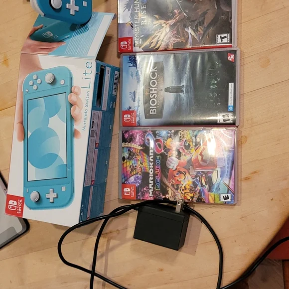 Nintendo switch lite bundle - Picture 2 of 4